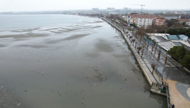 Silivri'de deniz 150 metre çekildi!