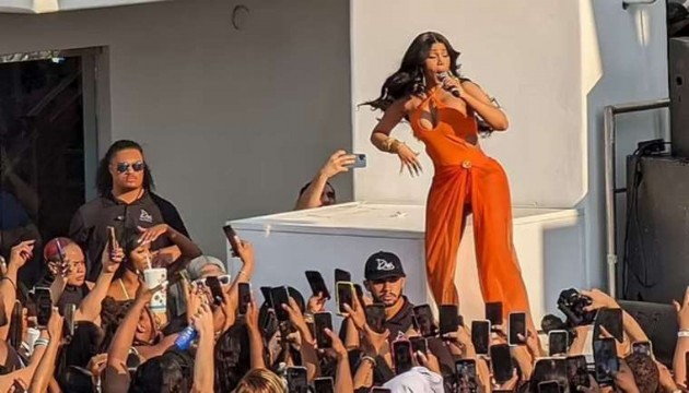 Cardi B’nin fırlattığı mikrofon 100 bin dolara satıldı