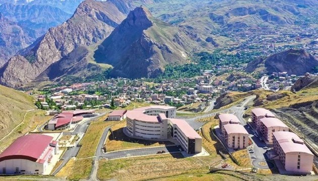 Hakkari Üniversitesi'nde eğitime ara