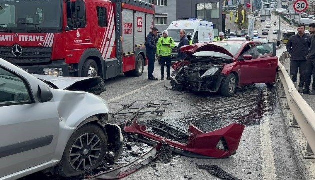 Feci kaza: İki otomobil kafa kafaya çarpıştı!