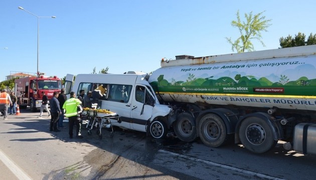Tur minibüsü, sulama tankerine çarptı!