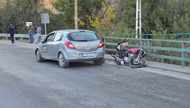 Otomobilin çarptığı motosikletten uçuruma düştü