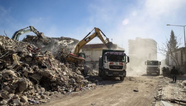 Depremin 215'inci gününde enkazdan ceset çıktı