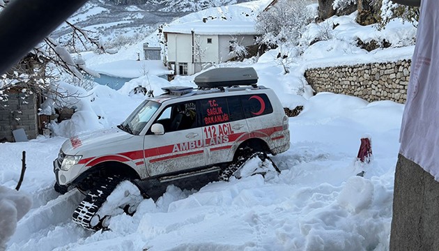 Karla kaplı köydeki hastaya paletli ambulansla ulaşıldı