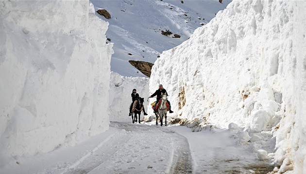 İlçeye ulaşmak için kar koridorunu geçiyorlar