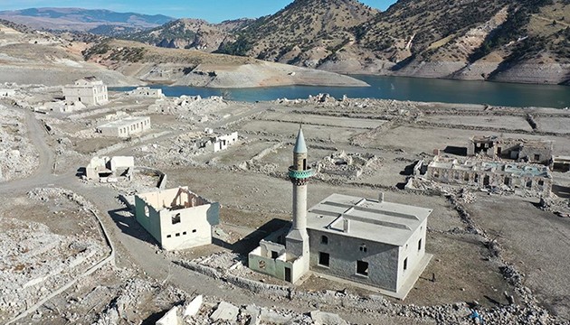 Sular çekildi köy gün yüzüne çıktı