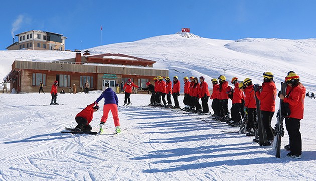 8 bin öğrenci kayakla tanıştı