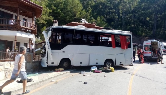 Muğla'da feci kaza: 1 ölü, 32 yaralı