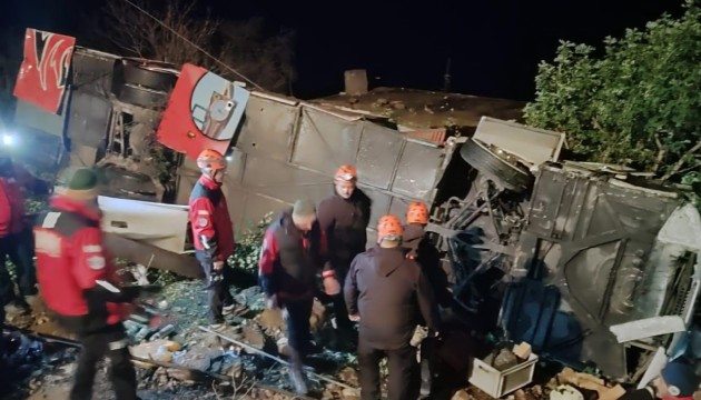 Antalya'da yolcu otobüsü şarampole devrildi: 1 ölü, 32 yaralı