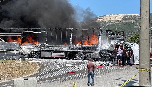 Sakarya'da feci kaza: Ölü ve yaralılar var