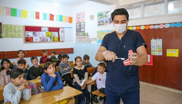 Doktor adayları, kırsaldaki çocuklara hizmet veriyor