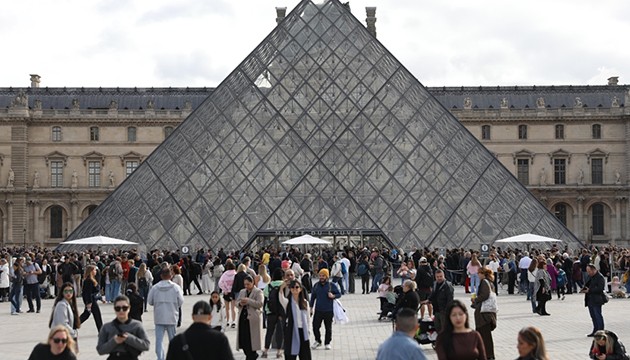 Louvre Müzesi'nde flaş gelişme