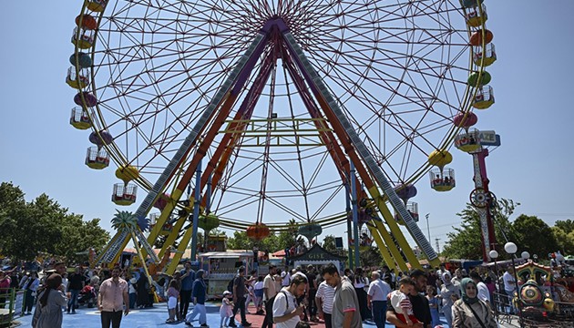 Eğlence parklarında bayram yoğunluğu