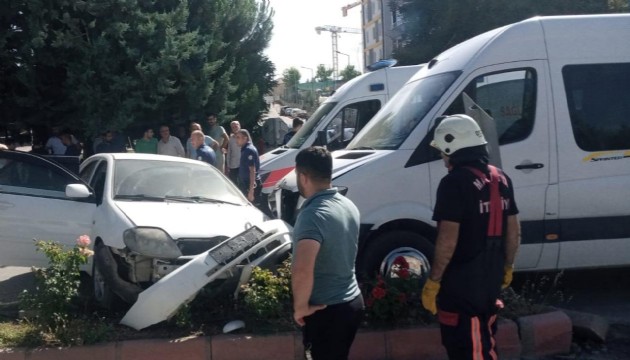 Malatya'da otomobil ile servis minibüsü çarpıştı: 5 yaralı