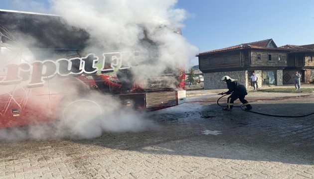 Manisa'da futbolcuları taşıyan otobüs yandı