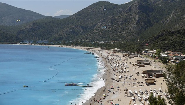 Ege'de vatandaşlar sahillere akın etti