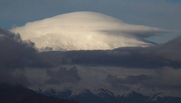 Ağrı Dağı mercek bulutla kaplandı