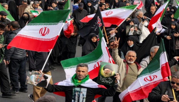 Binlerce İranlı Mücteba Hamaney için toplandı