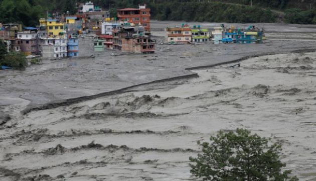 Nepal sele teslim oldu:43 ölü