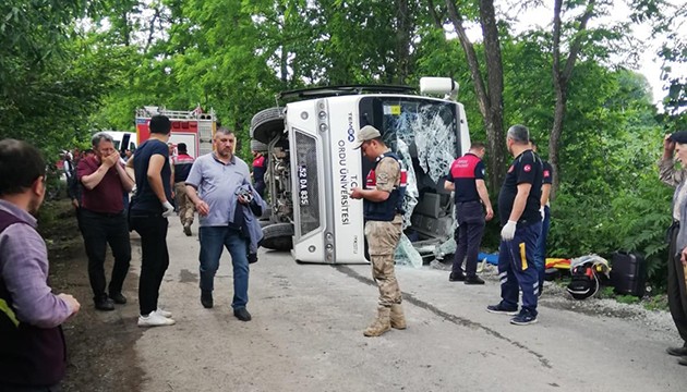 Akademisyenleri taşıyan araç devrildi!