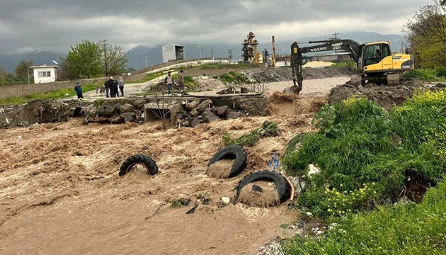 Şiddetli yağış köprüyü çökertti