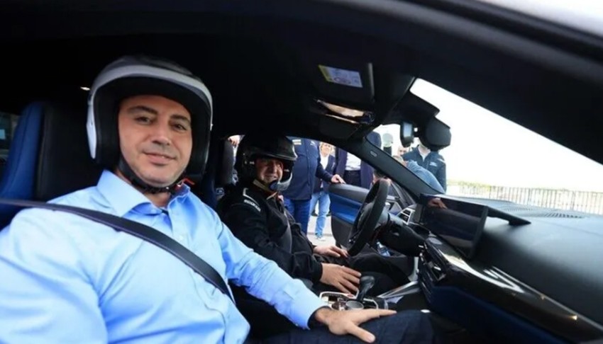 Bakan Bak, Formula 1 öncesi test sürüşü yaptı