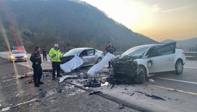 İki otomobil kafa kafaya çarpıştı: Ölü ve yaralılar var