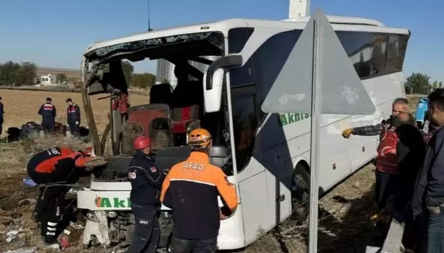 Feci kaza! Tur otobüsü devrildi