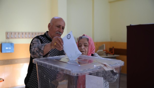 Deprem bölgesinde seçmenler sandık başında