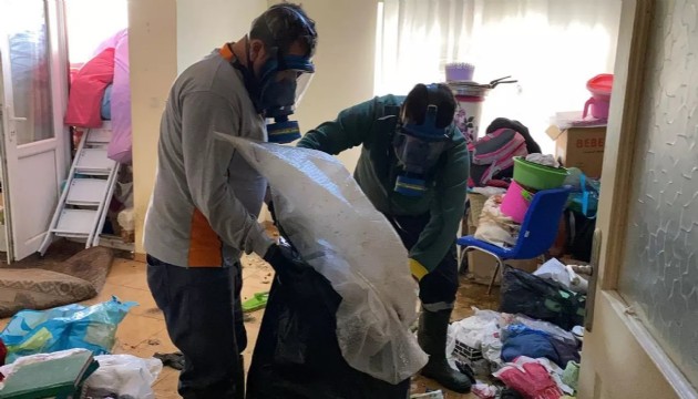 Evden 7 kamyon çöp çıktı