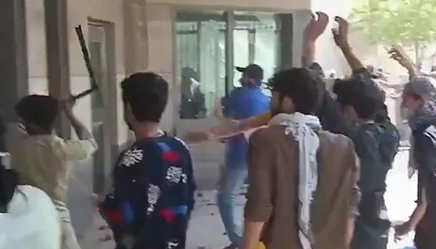 Pakistan'da konsolosluk hedef oldu