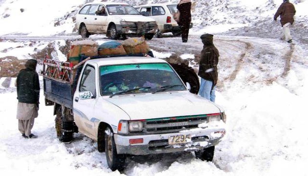 Pakistan'da kar yağışında mahsur kalan en az 16 kişi donarak öldü