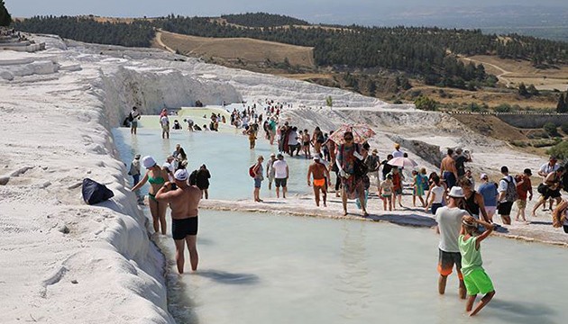 Pamukkale'ye ziyaretçi akını