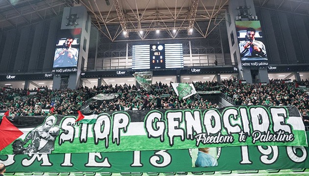 Panathinaikos taraftarından Maccabi Tel Aviv maçında Filistin pankartı