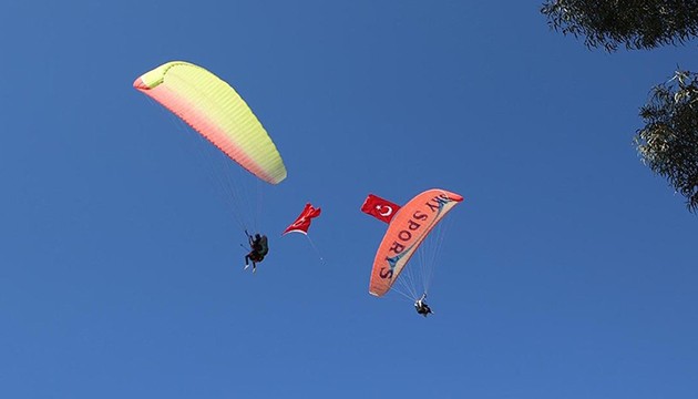 Paraşütçüler bayraklarla atlayış yaptı