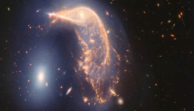'Penguen' ve 'Yumurta' galaksileri iç içe görüntülendi