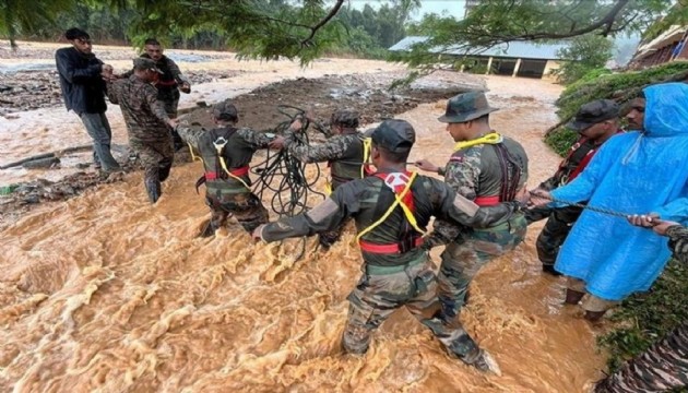 Hindistan'ın güneyindeki toprak kaymalarında ölü sayısı 358'e çıktı