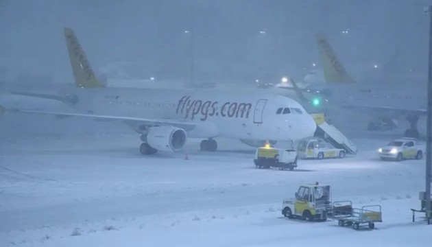 100'den fazla uçak seferi iptal oldu