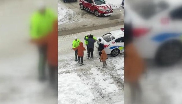 Polisler, çocuklarla kar topu oynadı