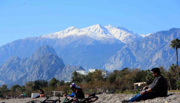 Kar manzarasına karşı denize girdiler!