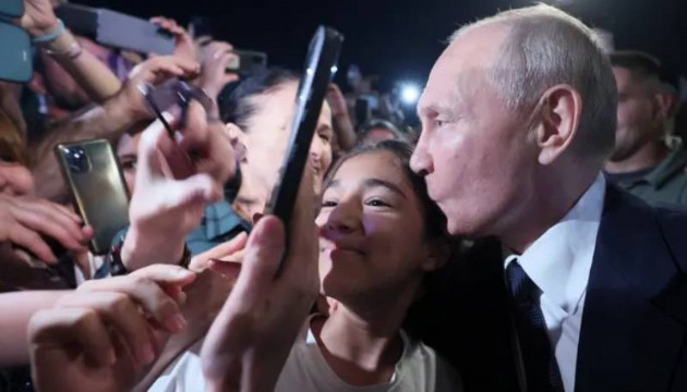 Putin'den alışılmadık bayram kutlaması: Halkın arasına karıştı