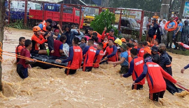 Filipinler Rai Tayfunu'na teslim oldu: 405 ölü