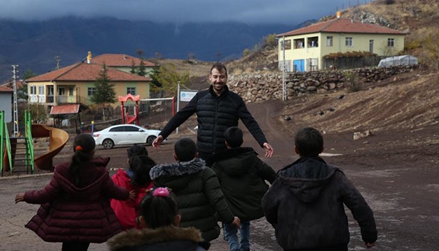 Öğrencileri için 100 kilometre yolu aşıyor