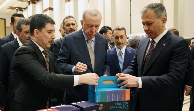 Cumhurbaşkanı Erdoğan, Cumhurbaşkanlığı Külliyesi'ndeki kitap fuarını gezdi