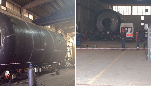 2 işçi 3 tonluk sac levhanın altında kaldı