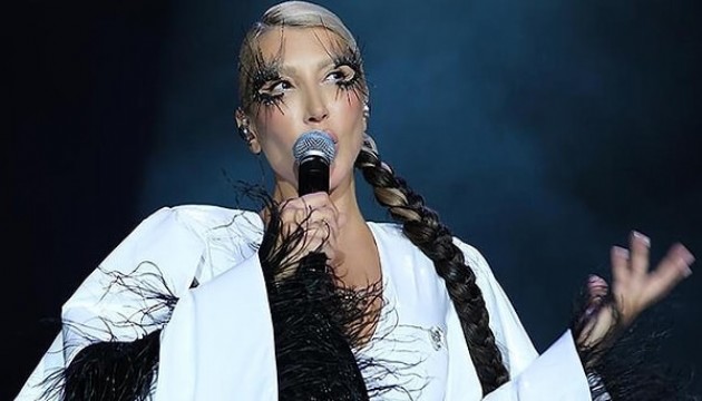 Hande Yener ödülü alır almaz kırdı!