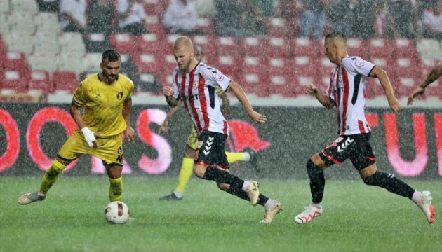 Samsunspor-İstanbulspor maçı sağanak nedeniyle ertelendi