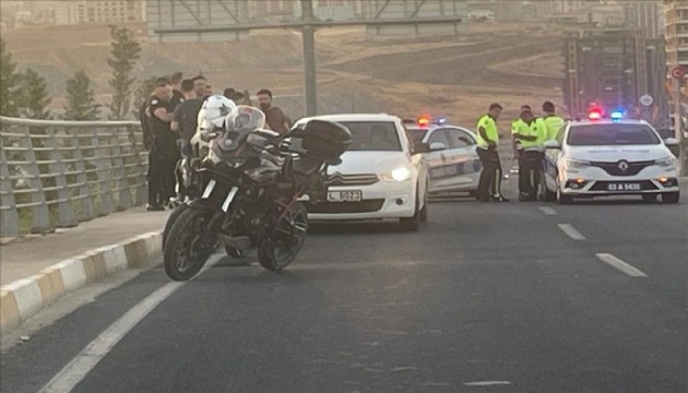 Şanlıurfa'da kamyonete çarpan motosikletli 2 polis yaralandı