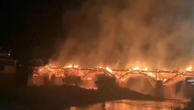 900 yıllık ahşap köprü, alev alev yandı