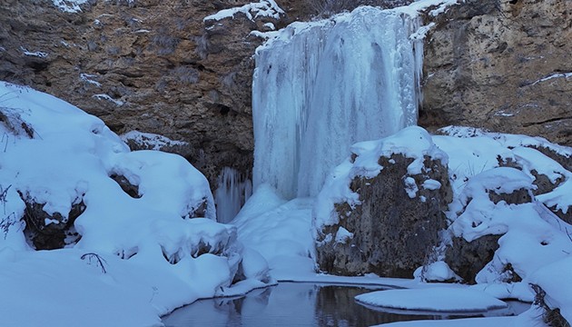 Sırakayalar Şelalesi buz tuttu
